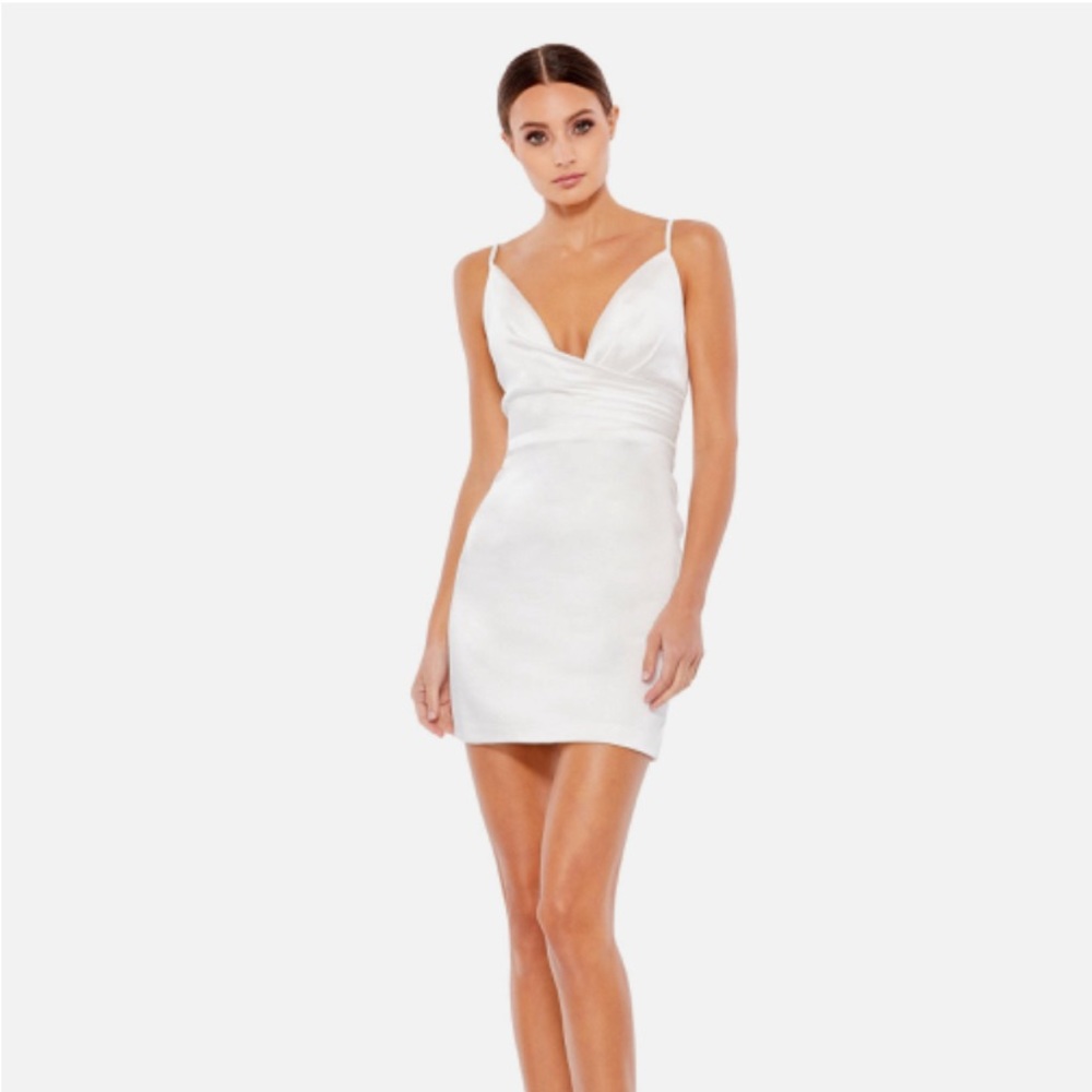 Macduggal pleated waist plunging neck white cocktail dress size 4